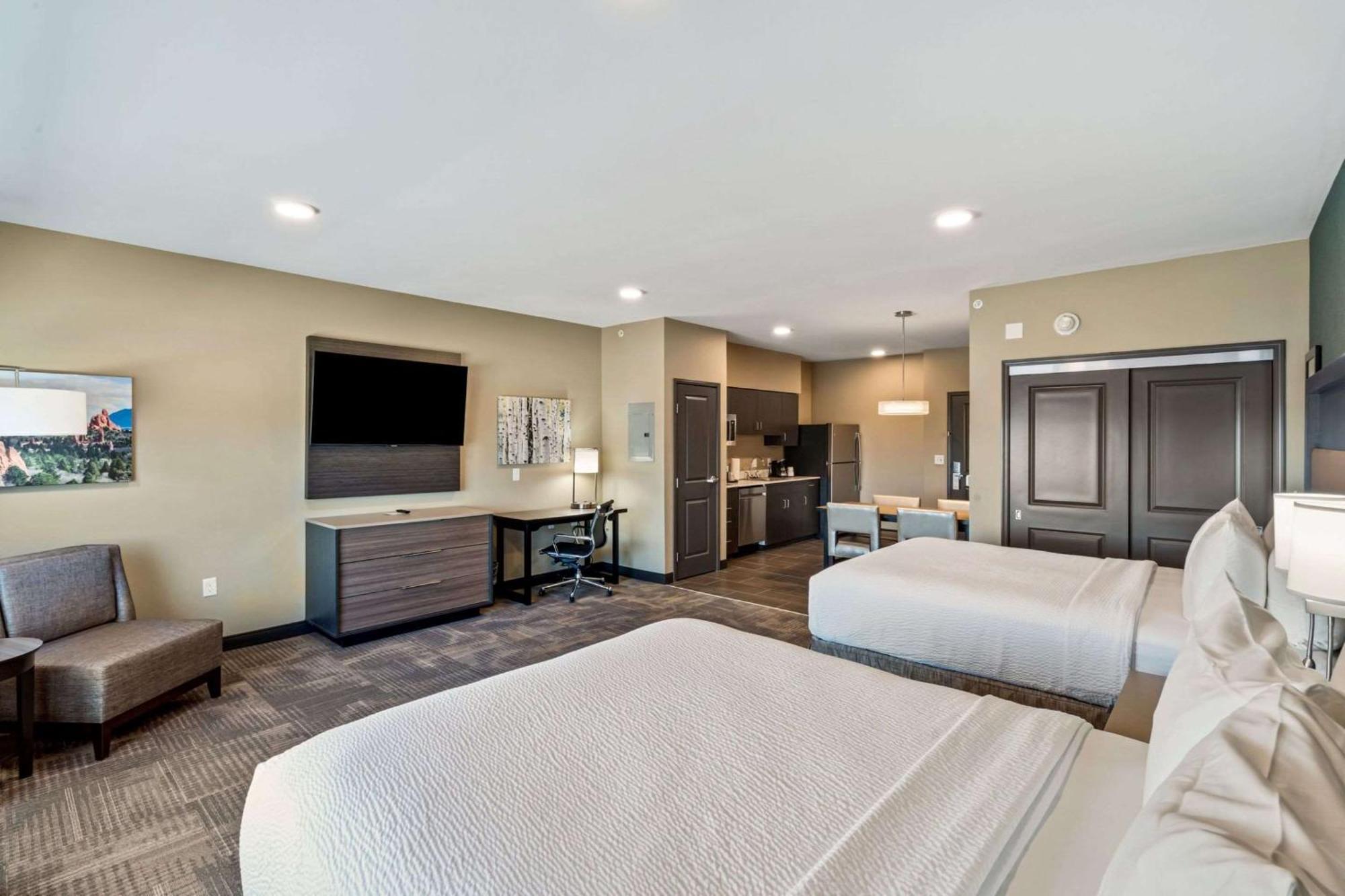 Best Western Plus Fillmore Inn & Suites Colorado Springs Exterior photo